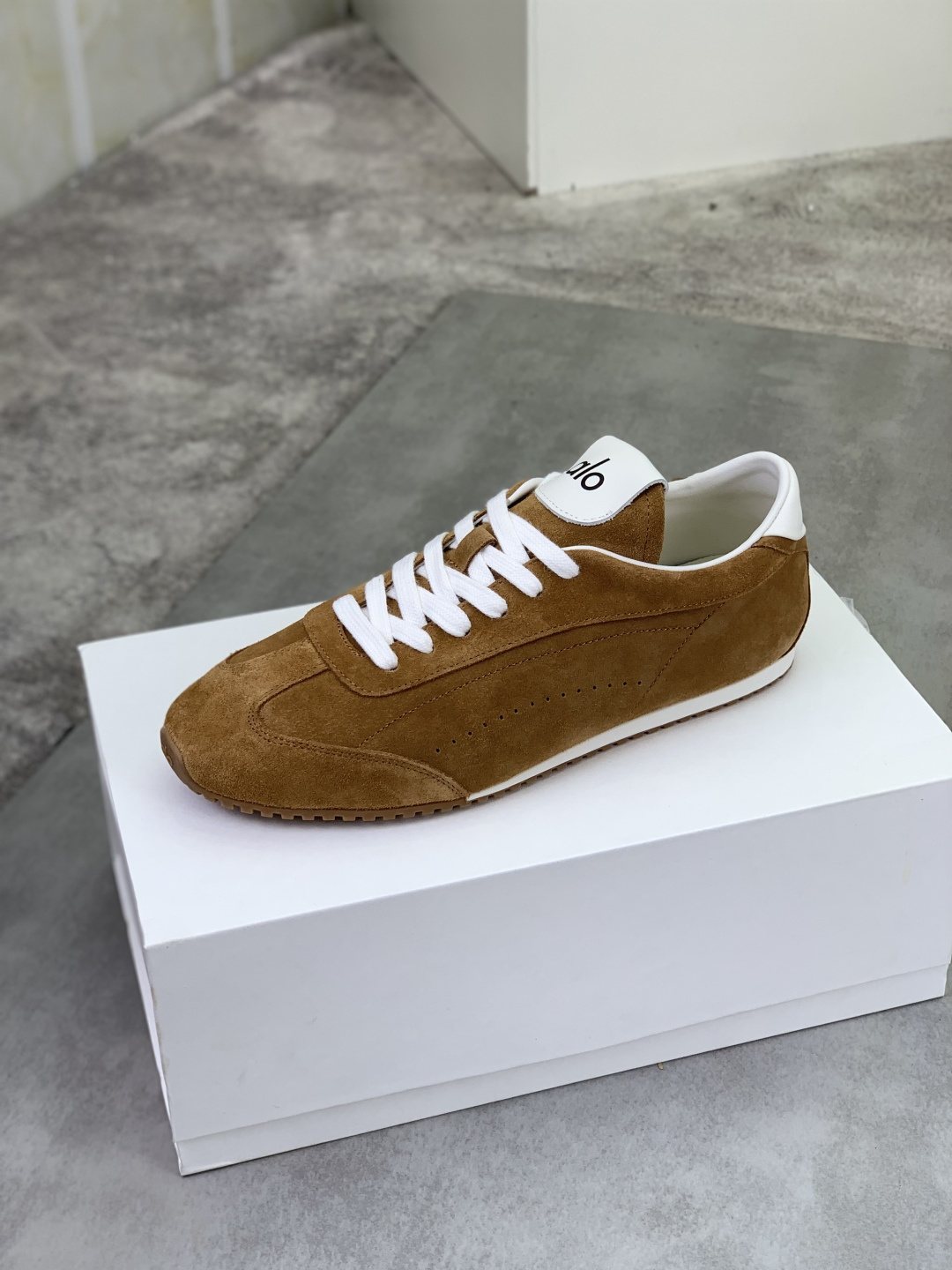 微商相册测试鞋子-Alo Gum Sole Low-Top Sneakers — side